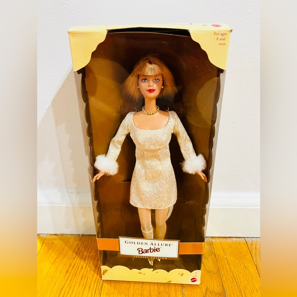 1999 VTG ALLURE BARBIE DOLL GOLD GLITTER DRESS FAUX FUR + STAND NEW 22961
